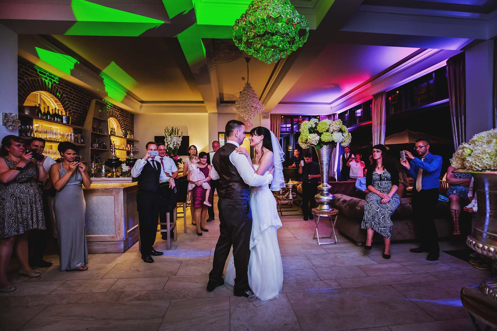 Hochzeitsreportage vom Brautpaar beim Tanz zur Hochzeit im Spreewaldresort Seinerzeit Copyright by Hochzeitsfotograf www.berliner-hochzeitsfotografie.de